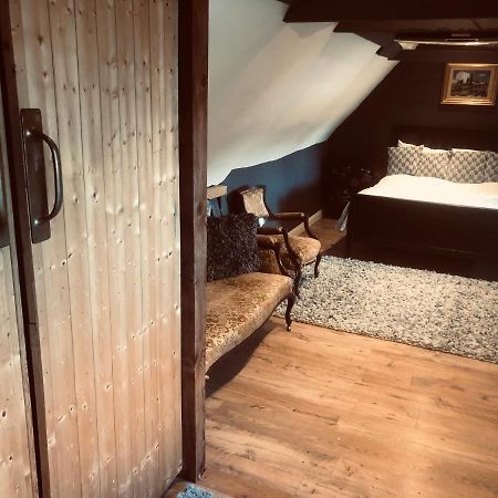 Tudor House - Double Room - Shared Bathroom Goff's Oak Екстериор снимка