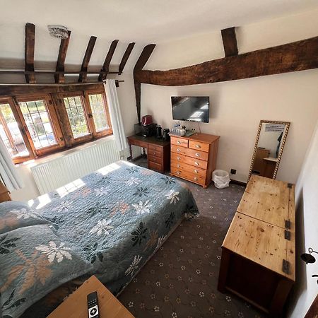Tudor House - Double Room - Shared Bathroom Goff's Oak Екстериор снимка
