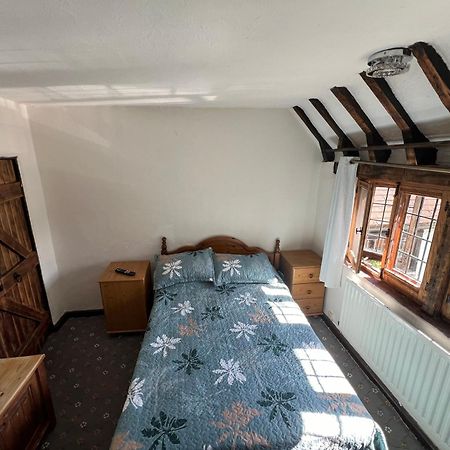 Tudor House - Double Room - Shared Bathroom Goff's Oak Екстериор снимка