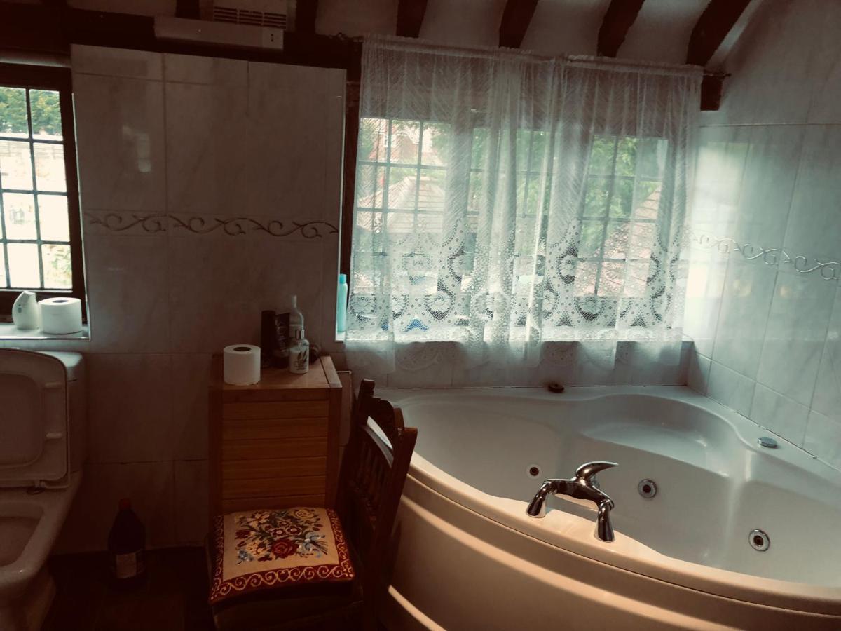 Tudor House - Double Room - Shared Bathroom Goff's Oak Екстериор снимка