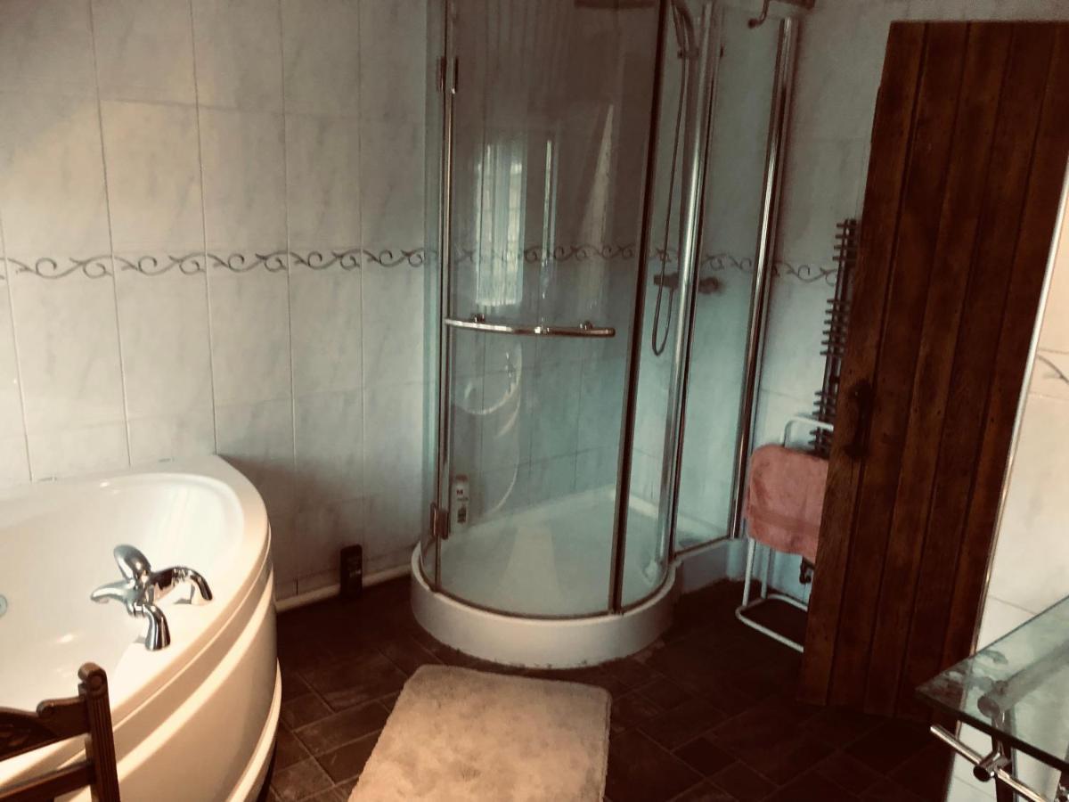 Tudor House - Double Room - Shared Bathroom Goff's Oak Екстериор снимка