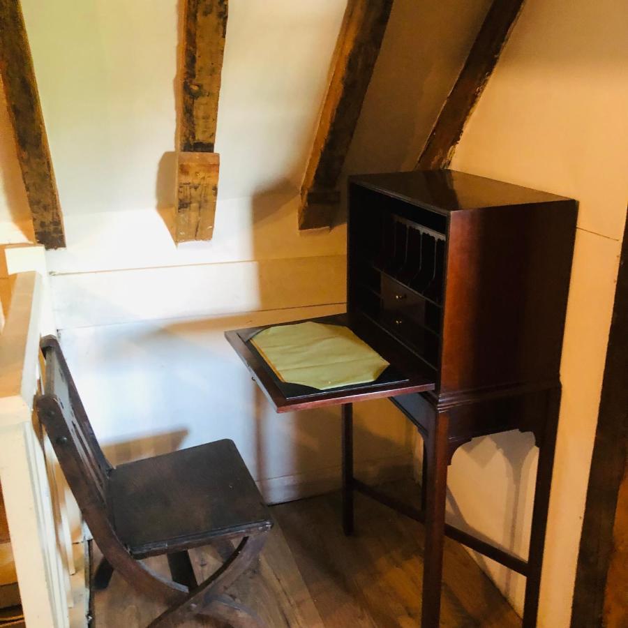 Tudor House - Double Room - Shared Bathroom Goff's Oak Екстериор снимка