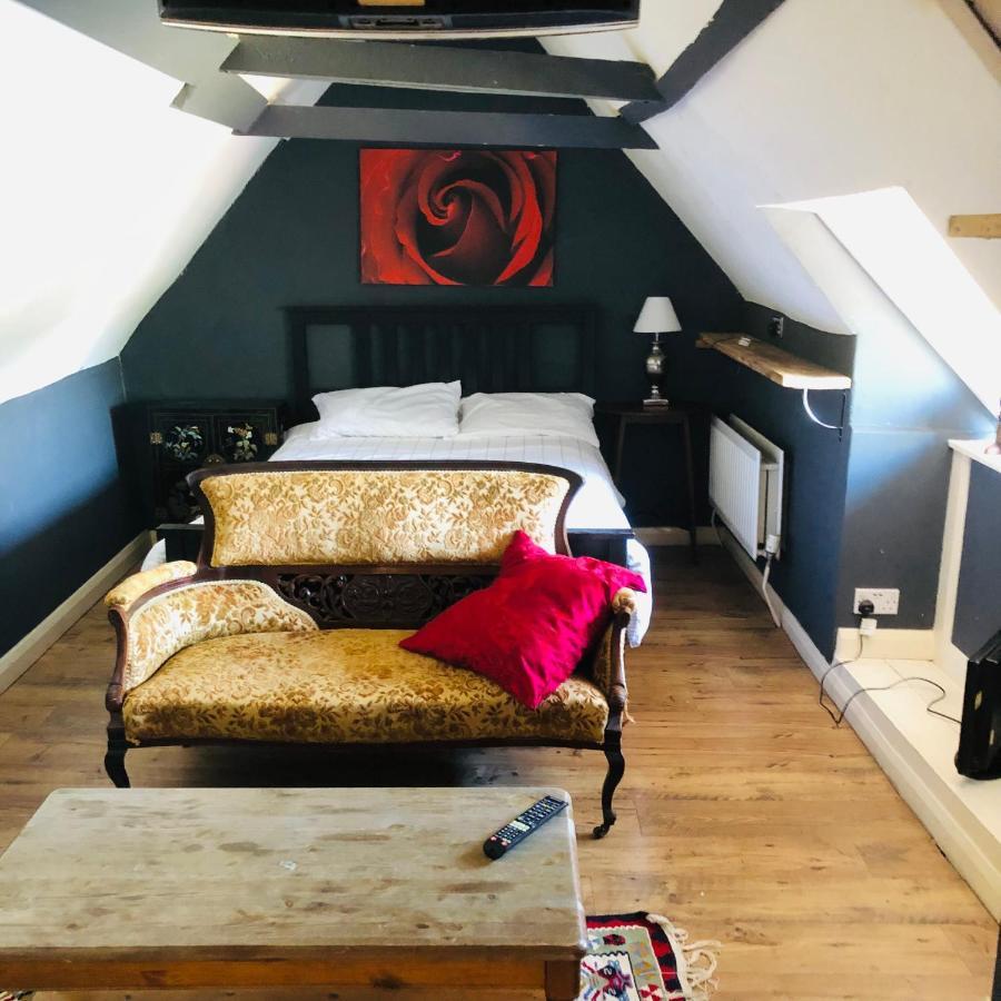 Tudor House - Double Room - Shared Bathroom Goff's Oak Екстериор снимка