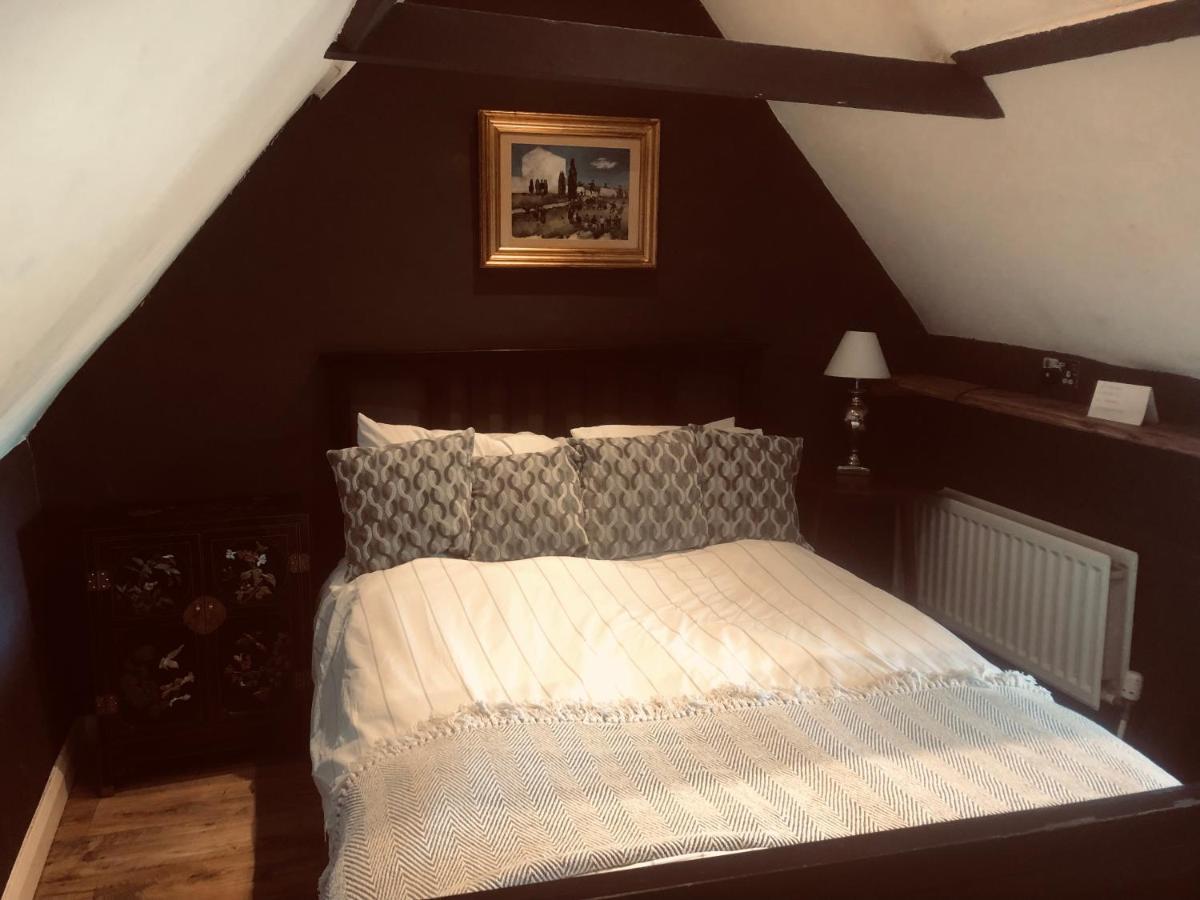 Tudor House - Double Room - Shared Bathroom Goff's Oak Екстериор снимка