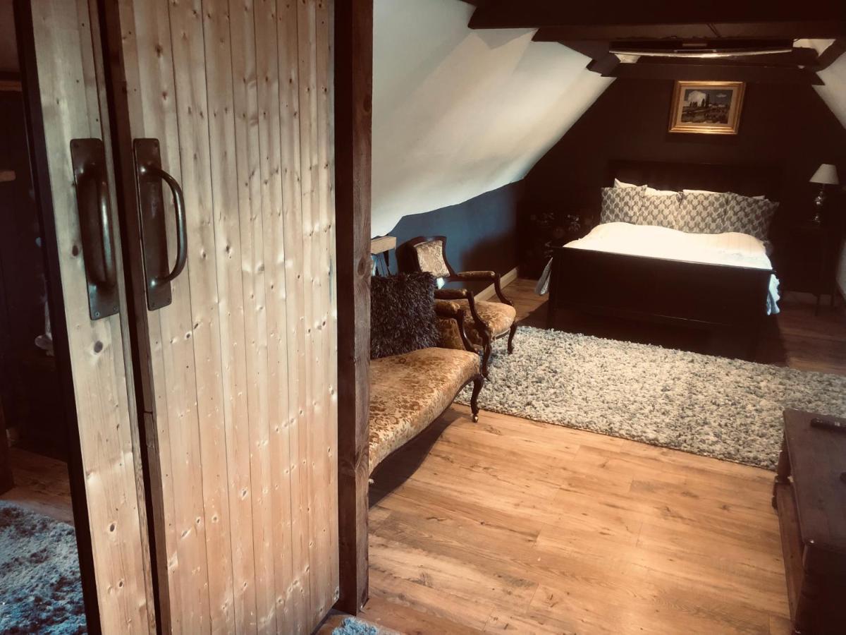 Tudor House - Double Room - Shared Bathroom Goff's Oak Екстериор снимка