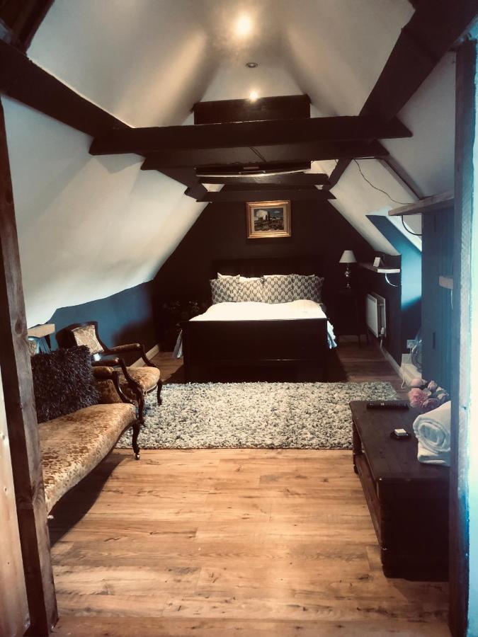 Tudor House - Double Room - Shared Bathroom Goff's Oak Екстериор снимка