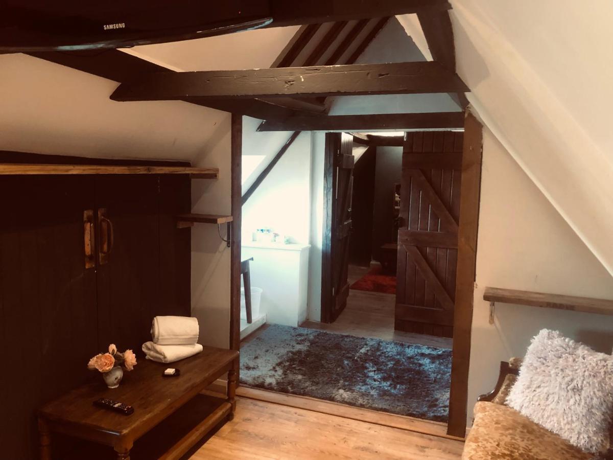 Tudor House - Double Room - Shared Bathroom Goff's Oak Екстериор снимка