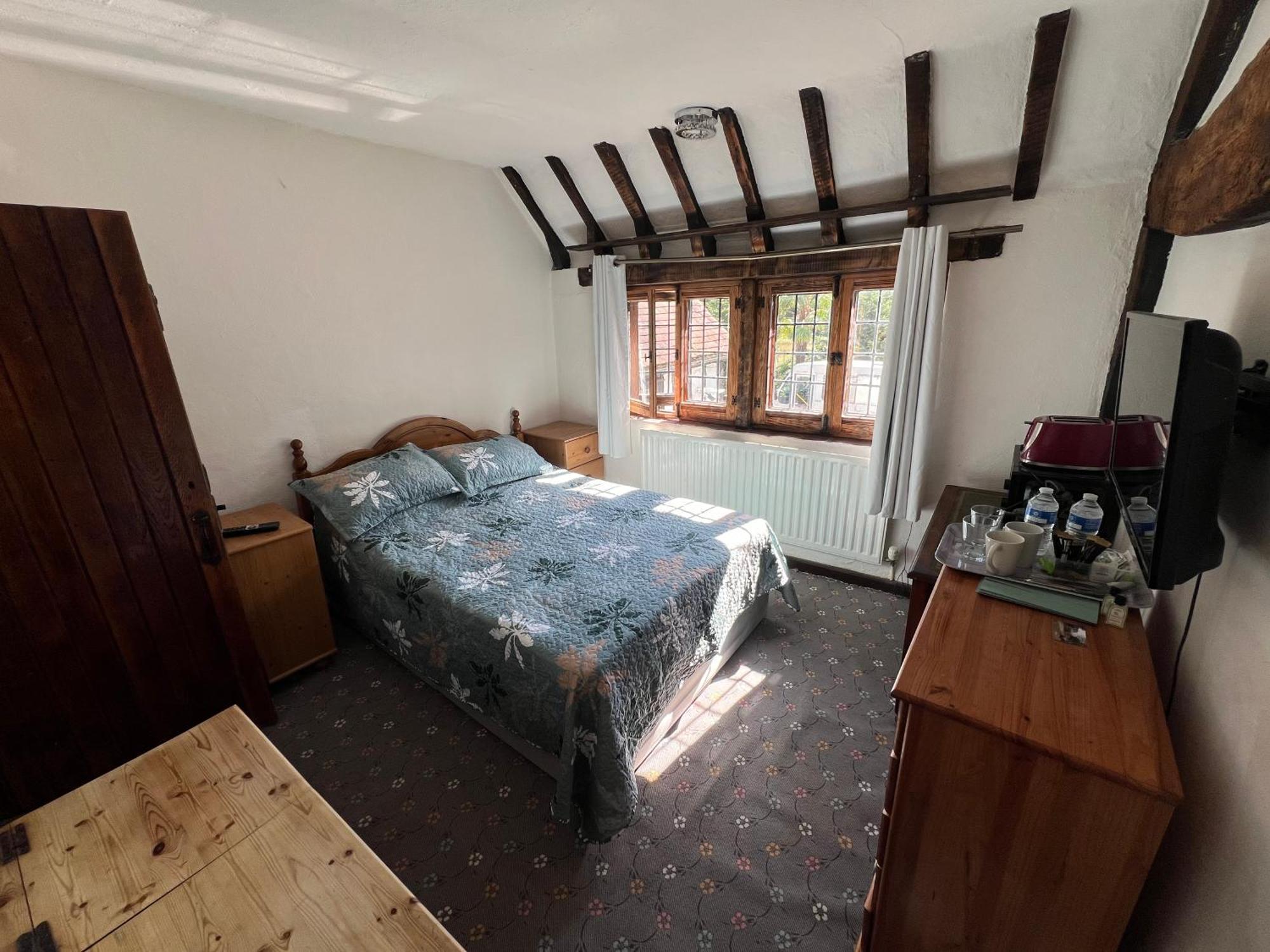 Tudor House - Double Room - Shared Bathroom Goff's Oak Екстериор снимка