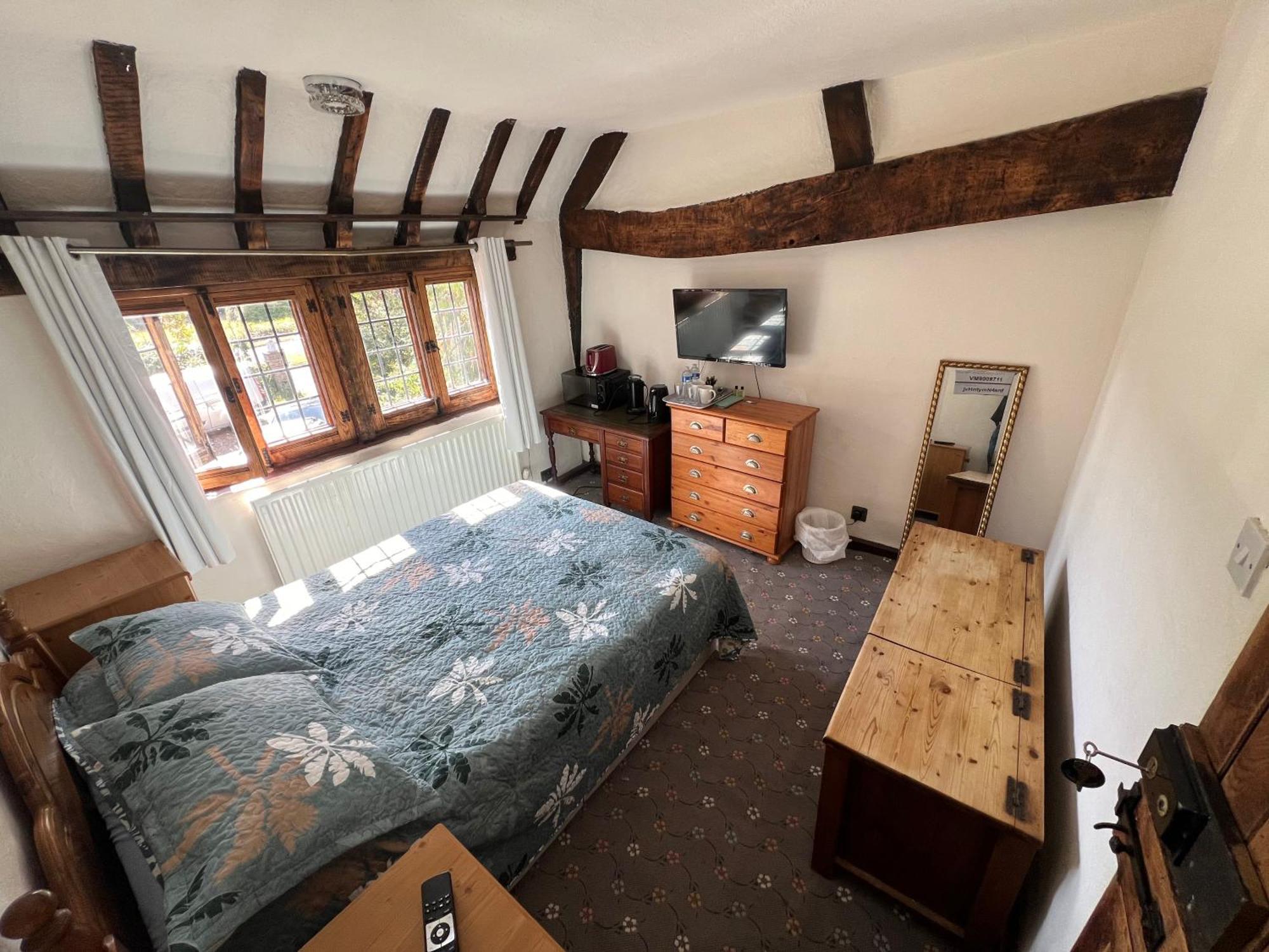Tudor House - Double Room - Shared Bathroom Goff's Oak Екстериор снимка