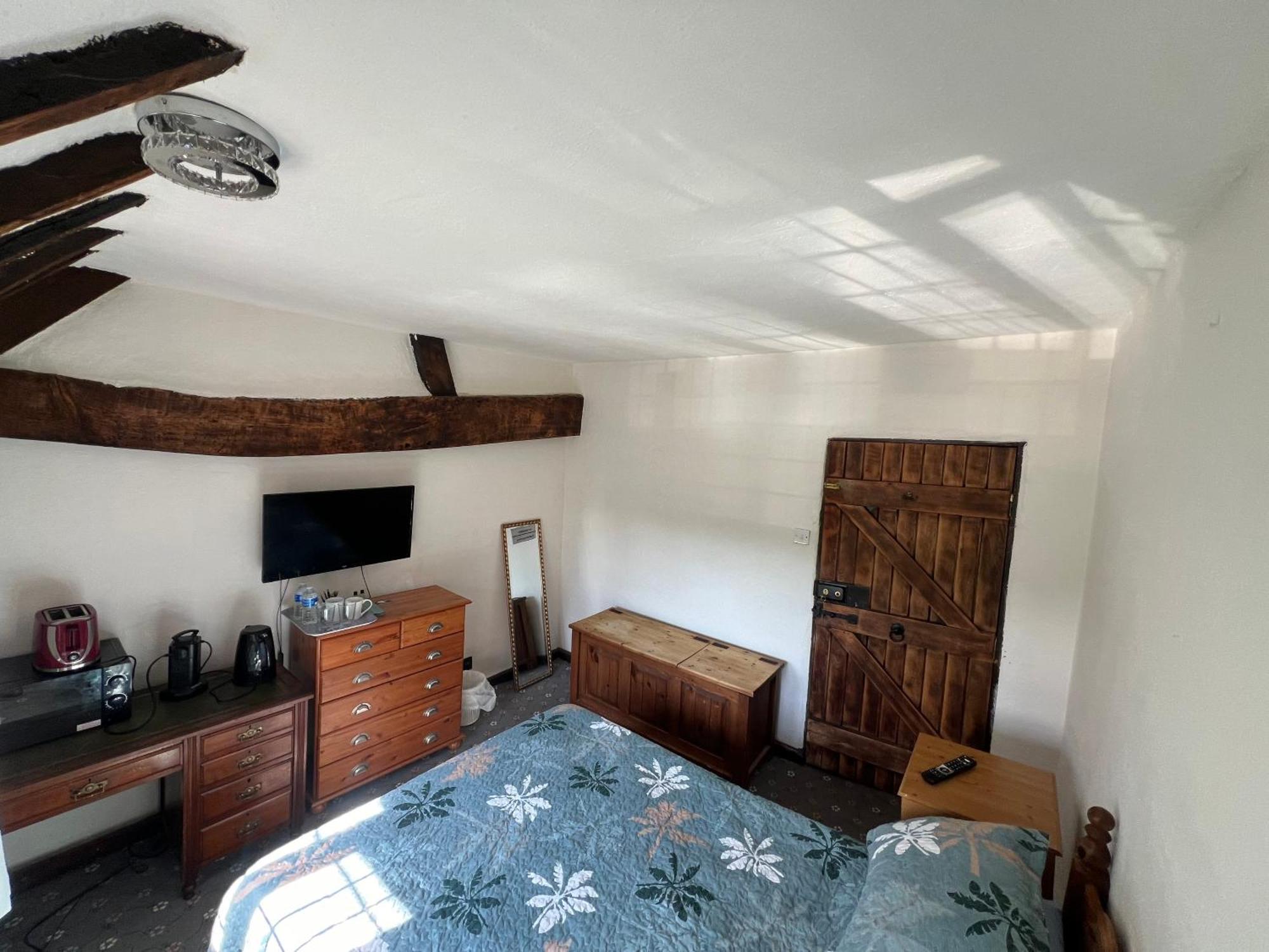 Tudor House - Double Room - Shared Bathroom Goff's Oak Екстериор снимка