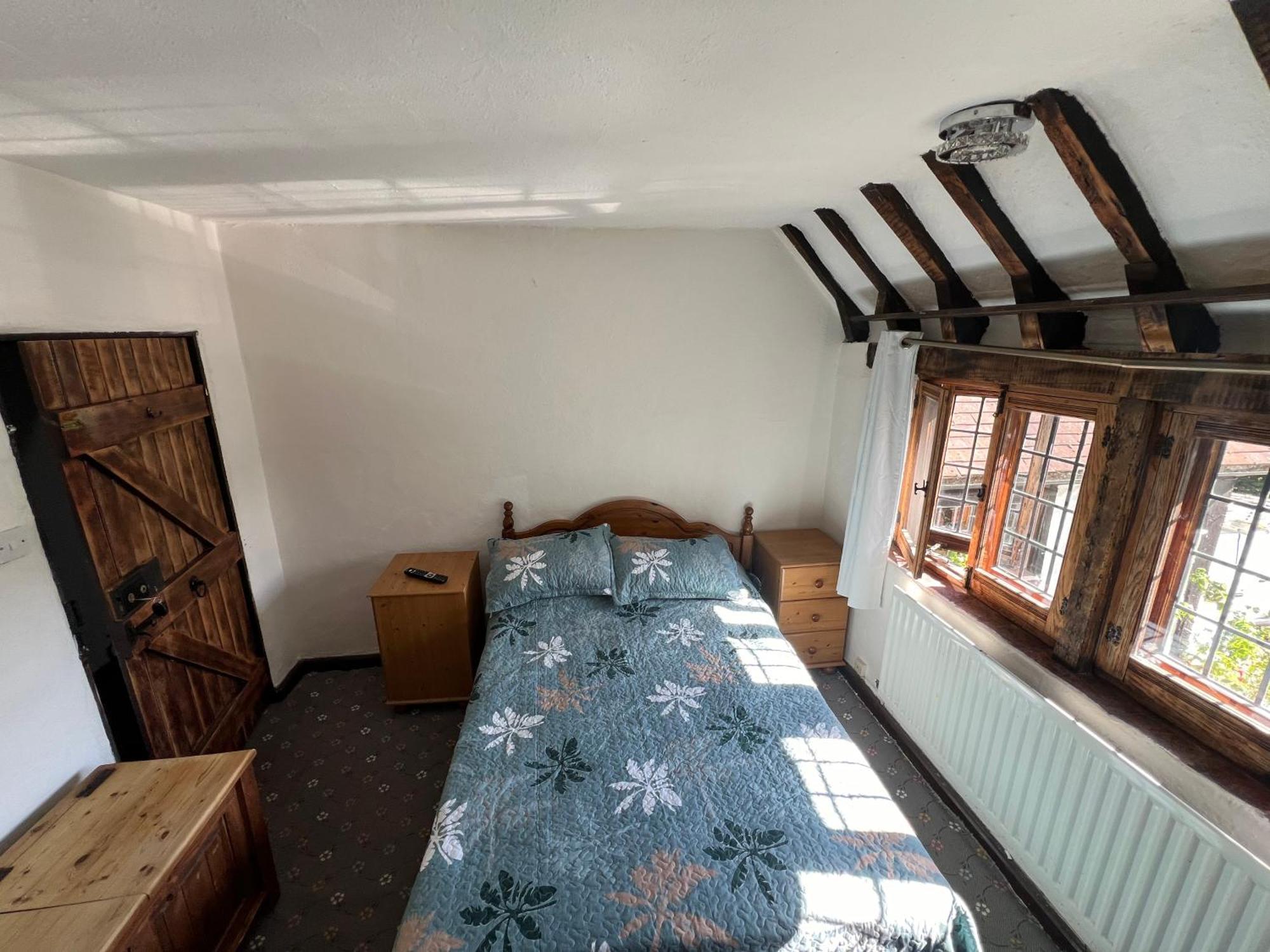 Tudor House - Double Room - Shared Bathroom Goff's Oak Екстериор снимка